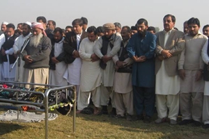 ناصر شیرازی کی سربراہی میں ایم ڈبلیوایم کے وفد کی تحریک انصاف کے جاںبحق کارکن کی نماز جنازہ میں شرکت