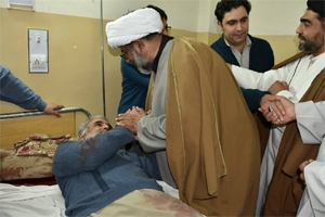 علامہ ناصرعباس جعفری کی وفد کے ہمراہ سانحہ جامع مسجد امامیہ حیات آباد کے زخمیوں کی عیادت