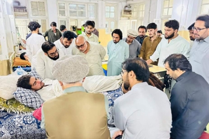 ایم ڈبلیوایم وفدکی تحصیل میئرپاراچنار آغا مزمل فصیح کی قیادت میں پیواڑ واقعے کےزخمیوں کی عیادت